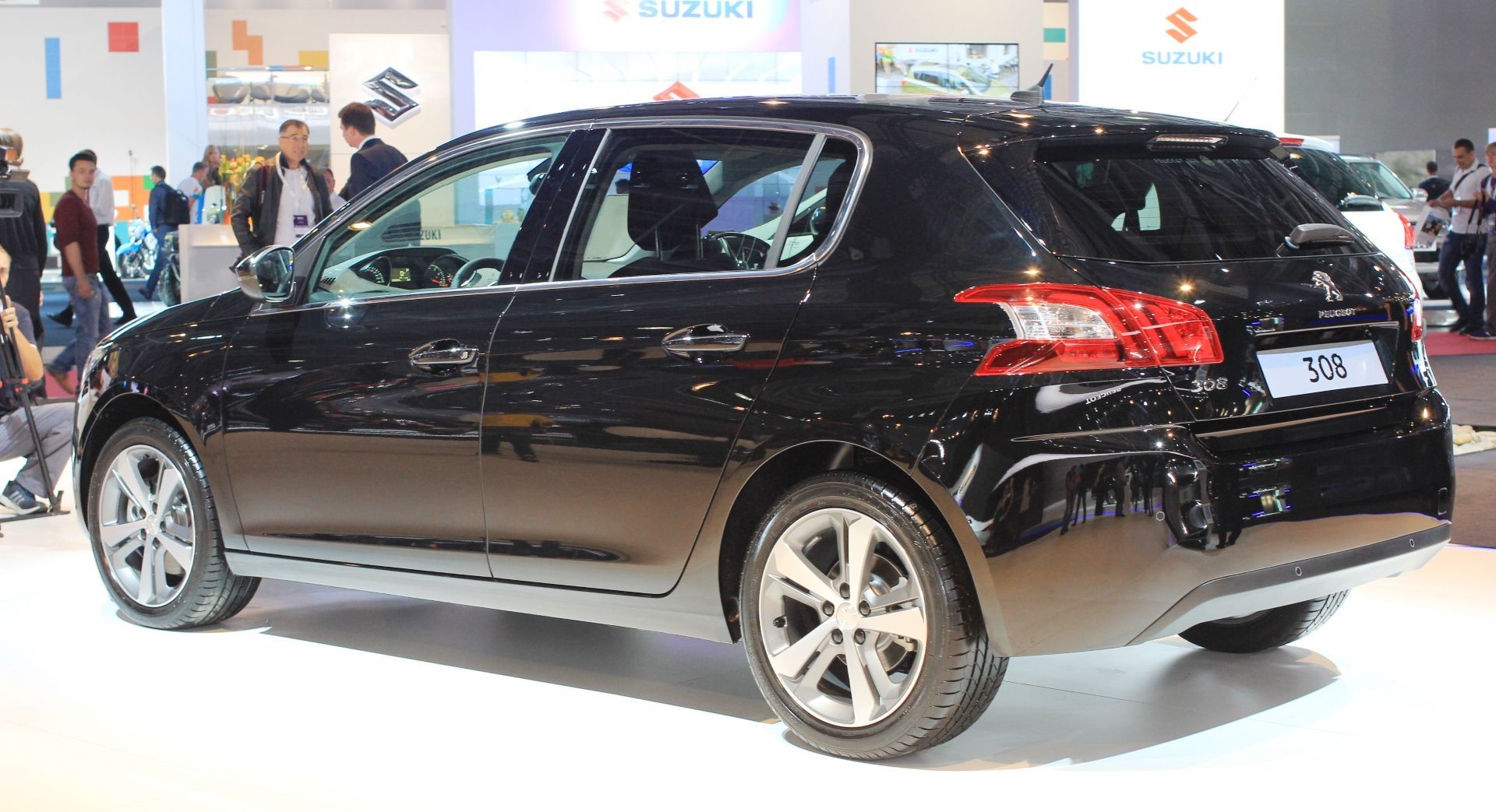 Хэтчбек Peugeot 308 вид сзади