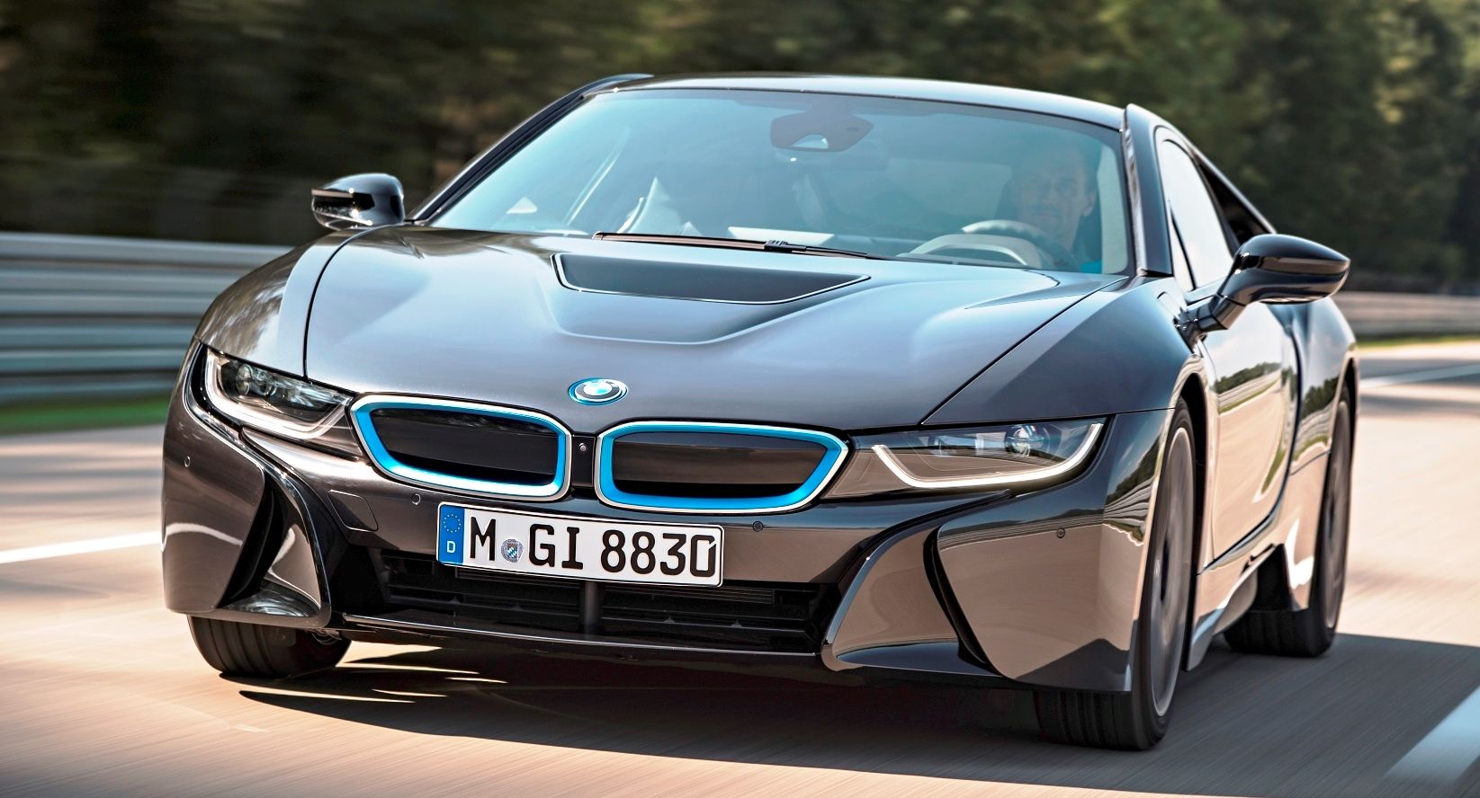 Гибридный BMW i8 поселился в шоу-руме в Санкт-Петербурге