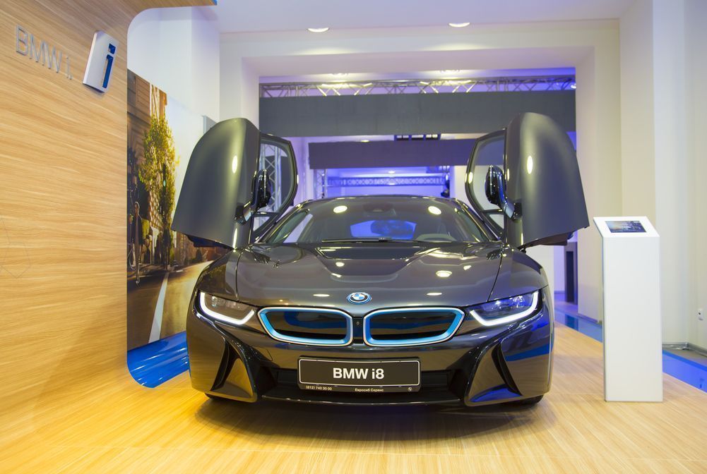 В Петербурге представили гибридный спорткар BMW i8