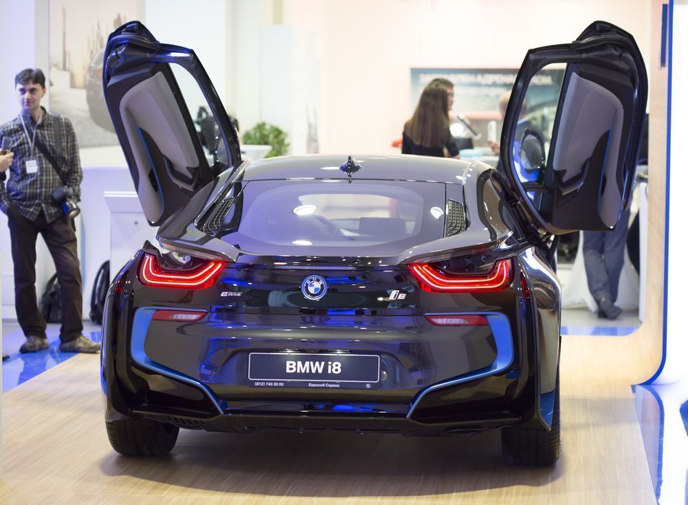 В Петербурге представили гибридный спорткар BMW i8