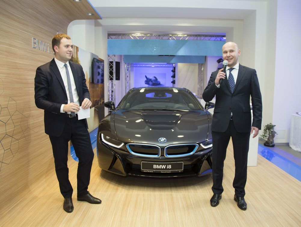 В Петербурге представили гибридный спорткар BMW i8