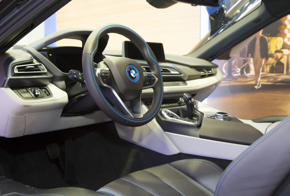 В Петербурге представили гибридный спорткар BMW i8