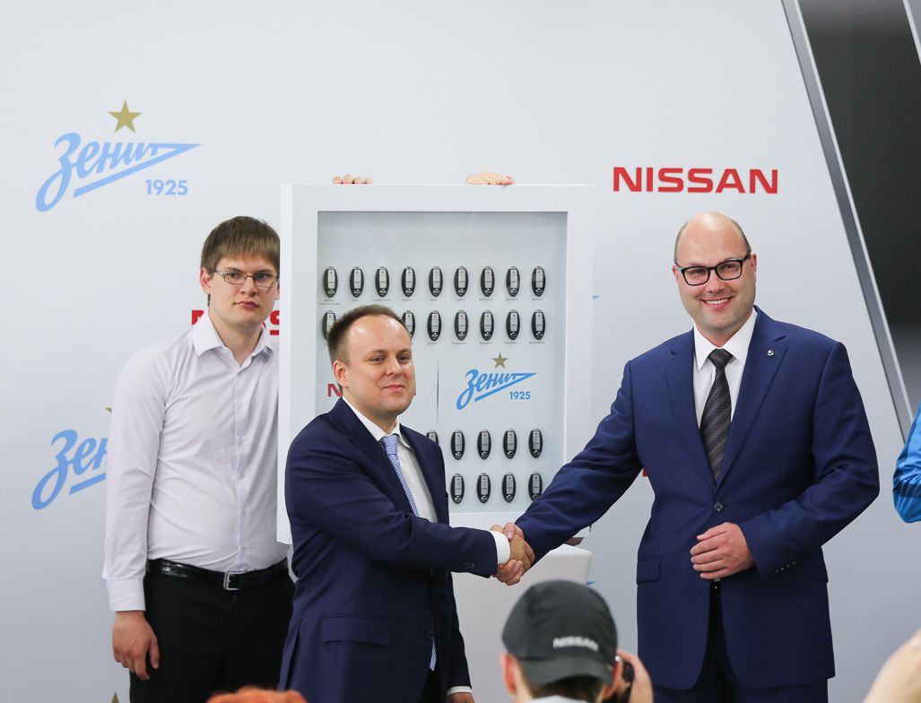 Компания Nissan вручила ключи от автомобилей игрокам ФК «Зенит» 