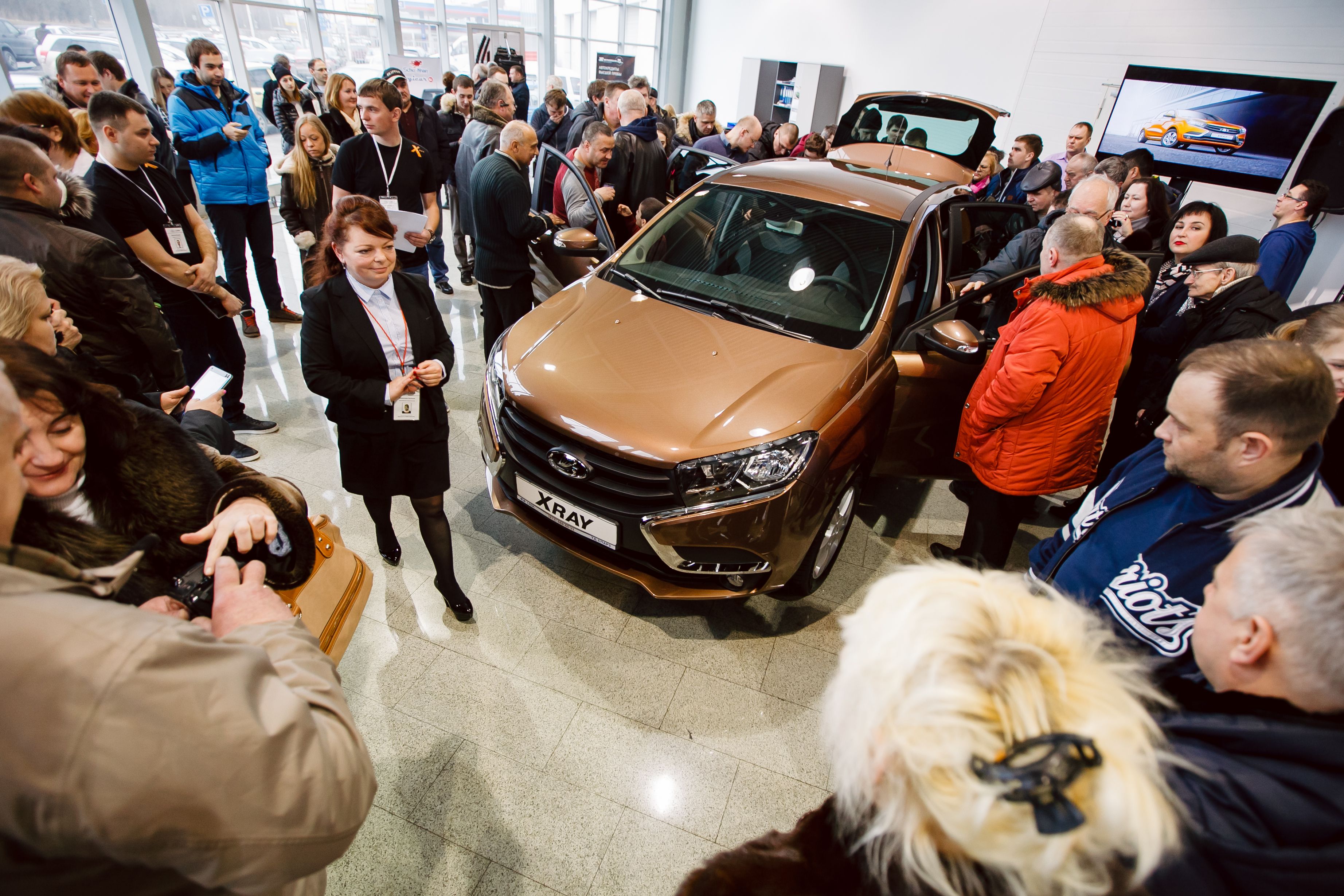 во всех автоцентрах Торгового Дома «СПАРЗ» состоялся старт продаж компактного кроссовера Lada Xray