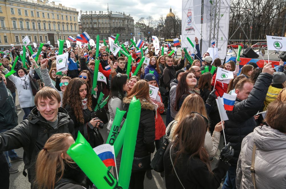 В минувшую пятницу состоялось открытие после реконструкции ледовой арены СК «Юбилейный». Оно прошло при поддержке SKODA AUTO Россия, Генерального спонсора Чемпионата мира по хоккею 2016. Стадион станет одной из двух ключевых площадок, которые примут матчи Чемпионата мира IIHF 2016.  Кроме того, SKODA AUTO Россия провела хоккейный флеш-моб на Дворцовой площади, посвященный скорому старту Чемпионата.  В этом году Россия в третий раз примет Чемпионат мира по хоккею, который пройдет с 6 по 22 мая в Москве и Санкт-Петербурге. Площадками для матчей станут ВТБ Ледовый дворец в Москве и СК «Юбилейный» в Санкт-Петербурге, который впервые открыл свои двери после реконструкции в минувшую пятницу. SKODA AUTO Россия – Генеральный спонсор Чемпионата мира по хоккею 2016 и партнер мужской Национальной сборной России по хоккею – поддержала это торжественное событие. Первой ласточкой в череде будущих игр стали два товарищеских матч Россия-Норвегия в рамках Еврочелленджа, давшие возможность российским спортсменам впервые попробовать свои силы на новой ледовой площадке.  Для Федерации хоккея России проведение тестовых игр с участием главной команды страны на обновлённой арене СК «Юбилейный» - одно из важных мероприятий в ходе подготовки к домашнему чемпионату мира. Федерация, как один из членов оргкомитета ЧМ, проверила готовность реконструированной арены к главному турниру года.  Марка SKODA продолжила отмечать приближение старта Чемпионата мира по хоккею, организовав в субботу грандиозное мероприятие в самом сердце Санкт-Петербурга. Флешмоб поддержали такие знаменитые российские хоккеисты, как Александр Юдин, серебряный призер Чемпионата мира 2002; Петр Андреев, ветеран СКА, бронзовый призер Чемпионата СССР 1971 года; Борис Чистяков, чемпион Европы в составе юниорской сборной СССР, бронзовый призер Чемпионата СССР 1971 года; Павел Черенков, знаменитый защитник Крыльев Советов в сезонах 1984-86 гг., а также капитан Молодежной сборной России по хоккею Владислав Каменев.  Информация о марке и фотографии доступны на российском медиа-сайте SKODA после регистрации: press.skoda-avto.ru