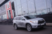 В Тойота Центре Пулково и Тойота Центре Пискаревский представили третье поколение Toyota Highlander