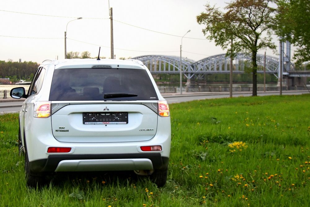 Mitsubishi Outlander 2010 сзади