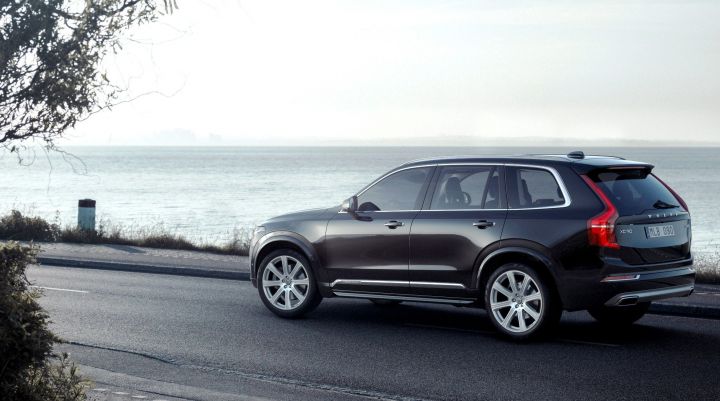 Новый Volvo XC90 контролирует движение на дороге