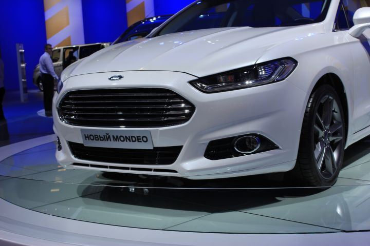 Ford Mondeo передняя часть автомобиля