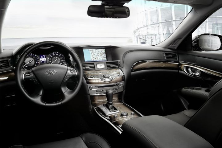 Infiniti Q70 салон1